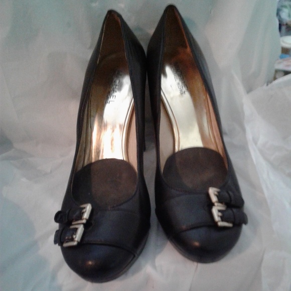 👠 MK Leather Double Buckle Heels 👠 - Picture 4 of 8